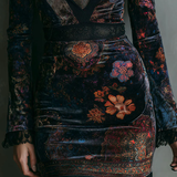 Iris | Mini Bodycon Mekko Sametista, Pitturista ja Kukkaprintistä